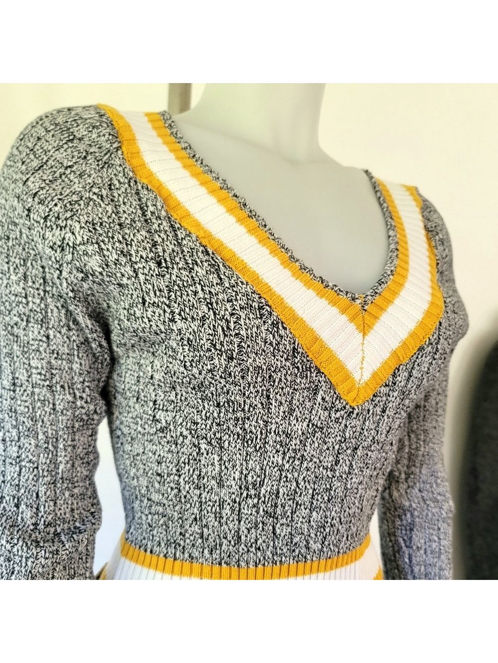 Revamped V-Neck Ribbed Knit Crop Top Size XL